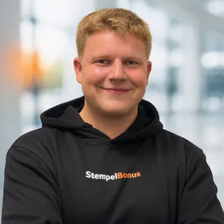 Porträt von Maik Burgdorf im StempelBonus-Hoodie