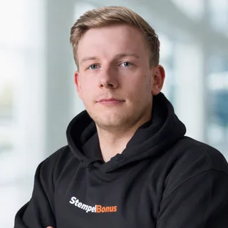 Porträt von Till Niemann im StempelBonus-Hoodie